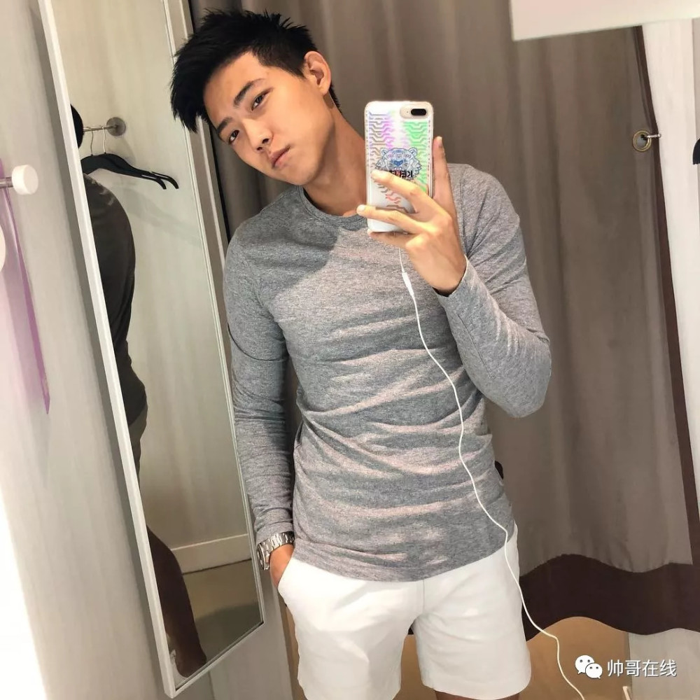 看点∣运动系小狼狗的大胸肌,精壮身材感受skr男友力,ins大方自曝属性