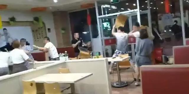 河北邯郸一饭店发生打架事件,3男子用凳子击打多名女性
