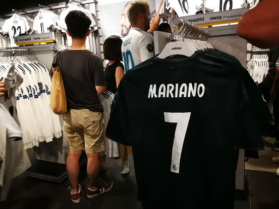 直击-失C罗皇马球迷仍憧憬欧冠四连 魔笛成伯