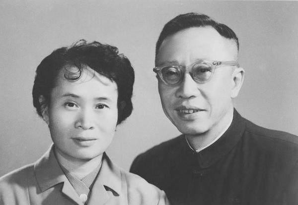 溥仪晚年再游故宫,排队买票,免费做导游,讲解详