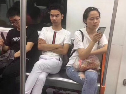 你只看到了网红眉毛哥,他背后的这些心酸你注