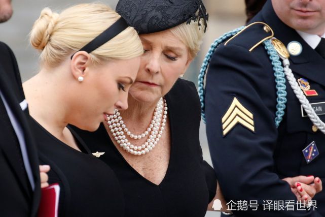 9月1日,梅根·麦凯恩和辛迪·麦凯恩母女相互安慰,劝慰对方节哀顺变