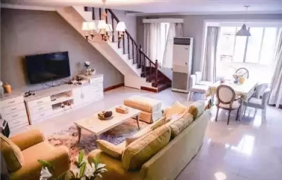 俩漂亮女租客退房后 房东竟发现屋内有200多只