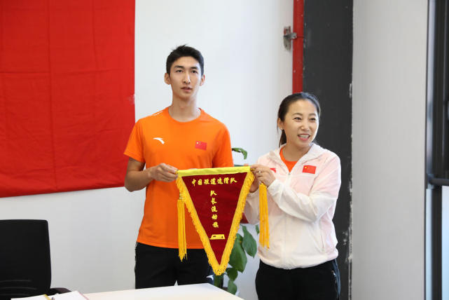 武大靖担任中国短道队新队长将自己的心愿折叠成小星星