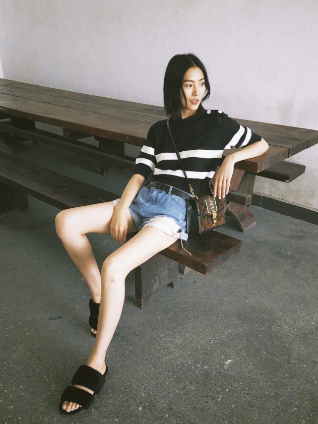 裤子短到尽头的刘雯使得一双又长又直的大白腿尽收眼底,十分性感撩人