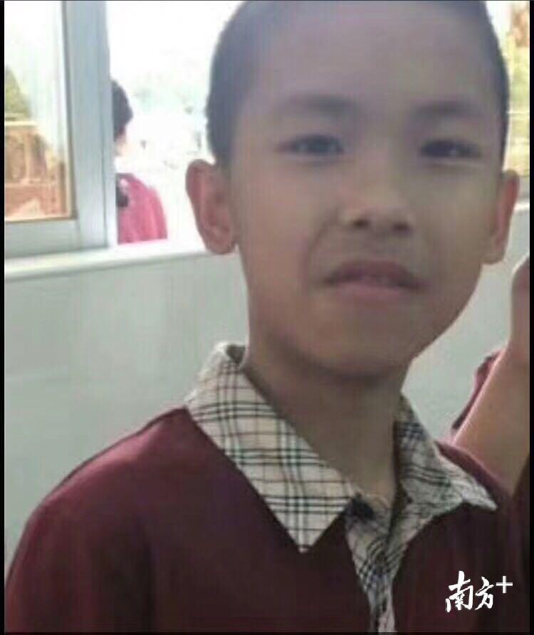 称,该男生性格内向,平时很乖,按时上下学,但今日早上7时15分离家上学