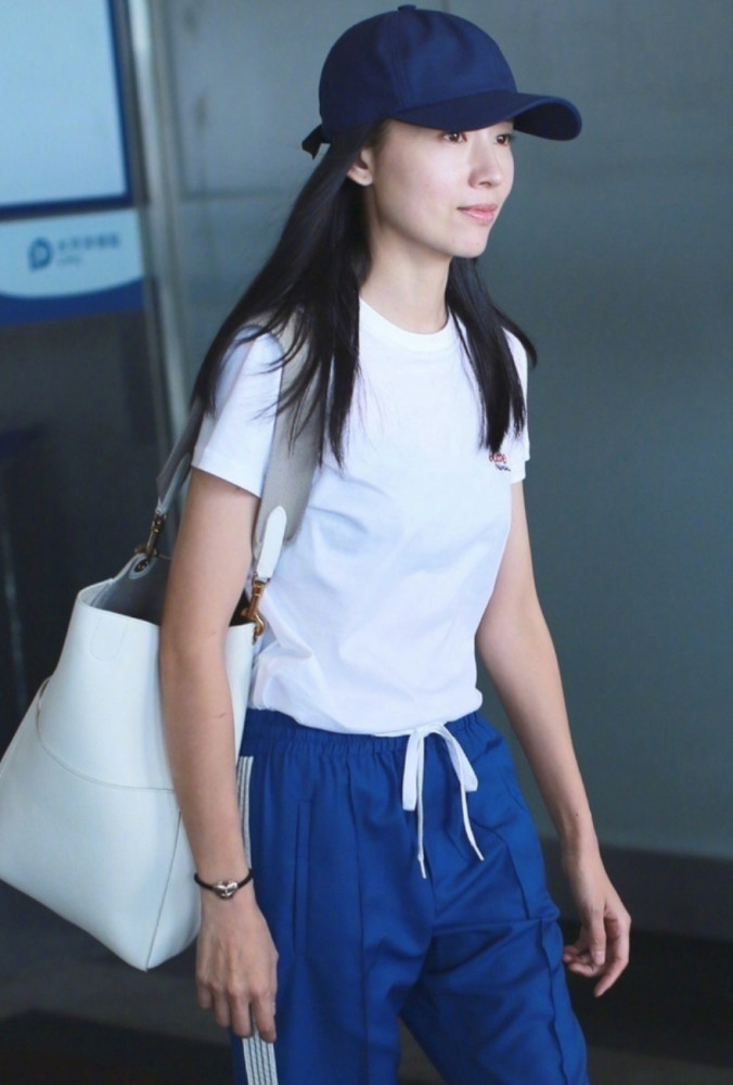 董洁疑有新恋情,与神秘男子家中会友至深夜再