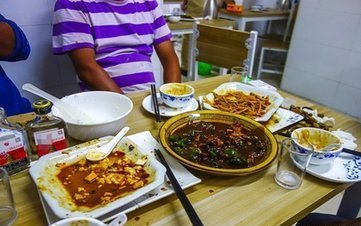 鄉鎮飯店的4道家常菜美食,150塊錢就能全吃到,把碟都舔乾淨了!