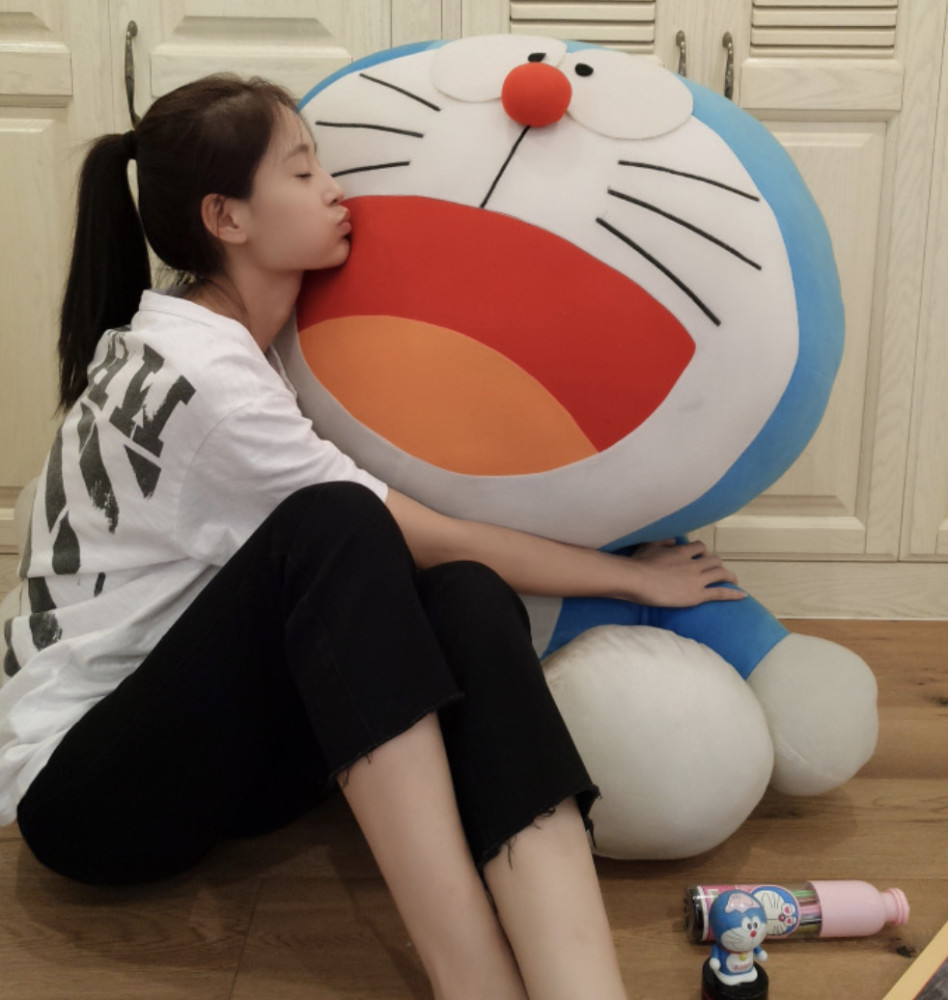 纯妃不爱皇上爱机器猫!王媛可扑倒哆啦a梦,嘟嘴卖萌少女感爆棚