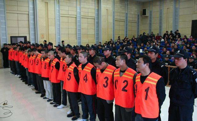 他曾经是警察,开除后当黑社会老大,手下