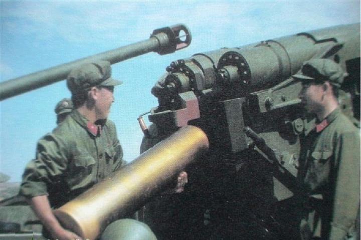 对越战争一次炮战:瞬发引信炮弹在树梢爆炸 越