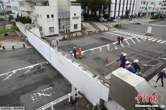 图为日本名古屋港口附近的防波堤被关闭。