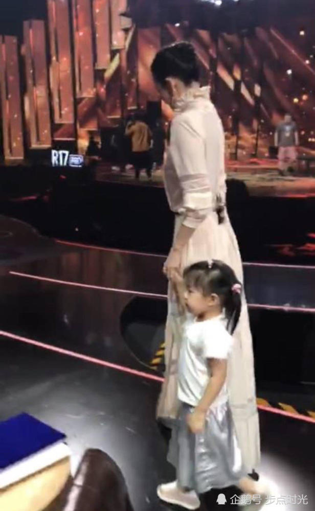 章子怡带爱女录节目 醒醒不怕生人向观众挥手