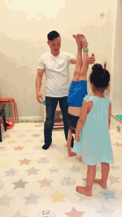杨威教混血女儿练体操,杨洋阳做示范,小女儿凑热闹,画面超温馨