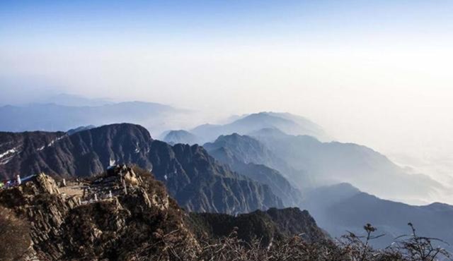 峨眉山景区轻生女孩跳崖身亡:年轻人的梦想呢?