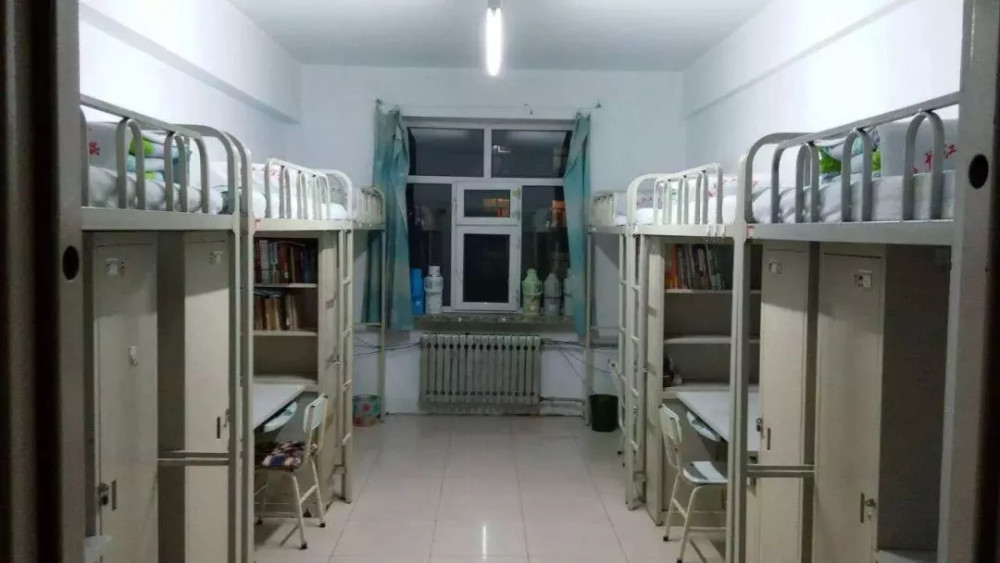 男生六人间哈尔滨华德学院宿舍人数:4-6-8人间.