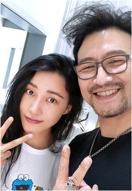 章子怡带3岁女儿参加节目,汪峰却晒美女合照,