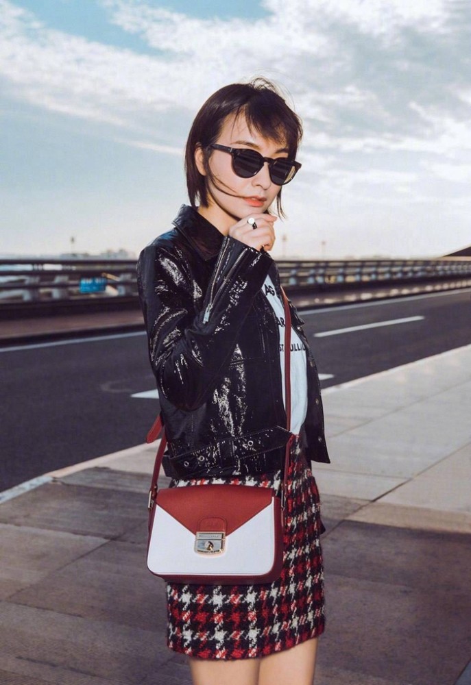 吴昕启程纽约时装周,皮衣搭配格子裙走机场,时