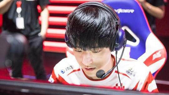 照片中的戚蓝尹身着泳装,好身材一览无余.