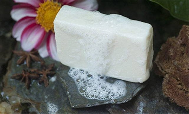 香皂和沐浴露有什么区别洗澡时用哪个好九成女人都选错了