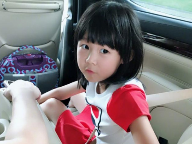 我小时候,小叶子看起来像我的妹妹.我也有和我妹妹一样的发型.