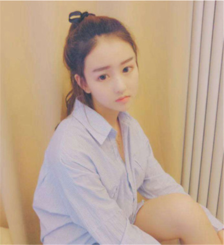 快手网红炫迈妹儿,仅16岁长相清纯的她,为何被骂"公交车"?
