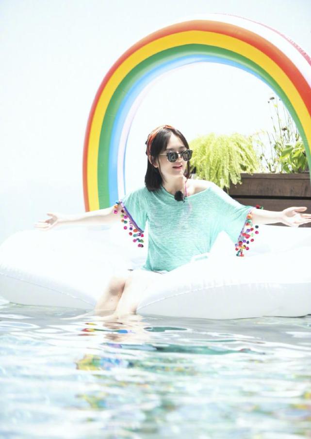 谢娜产后瘦出新高度,自曝泳装照却被吐槽,网友:仔细看最后一张