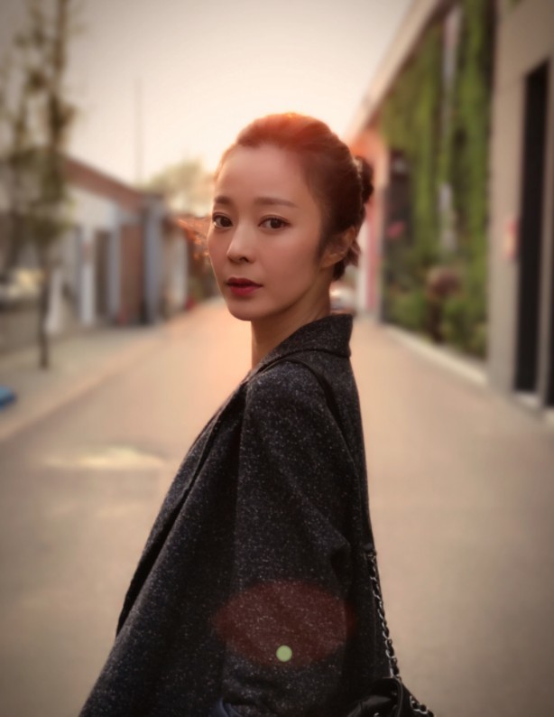 打开腾讯新闻,查看更多图片 >刘希媛是一个80后演员,《实习生的故事》