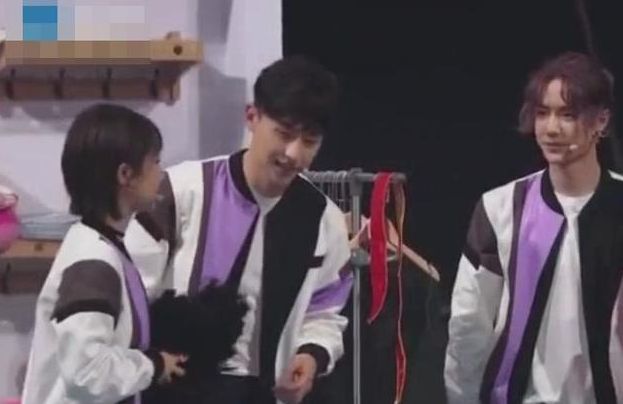 张一山邓伦一起出席综艺节目,杨紫的反应,网友