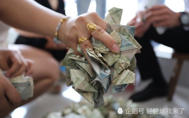 男子每天用11块钱为妻子叠爱心,6年后助力买车,网友纷纷点赞