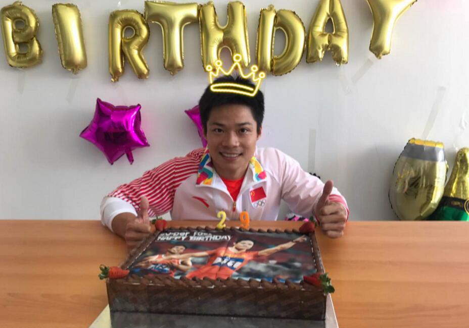 这就是幸福的模样吧 与家人一起庆祝农历生日苏炳添笑得很甜