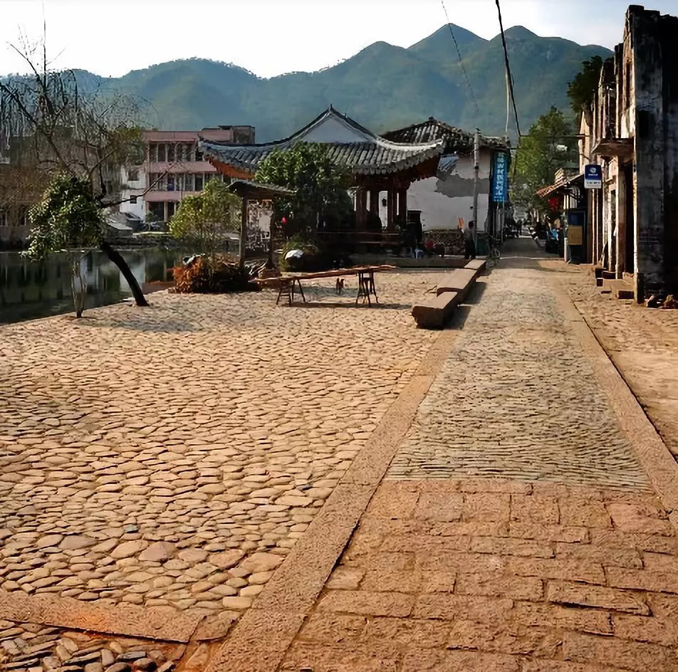 村庄,出门即碧绿湖水,古典的建筑和庭院,木雕花与石刻,它们都泛着岁月