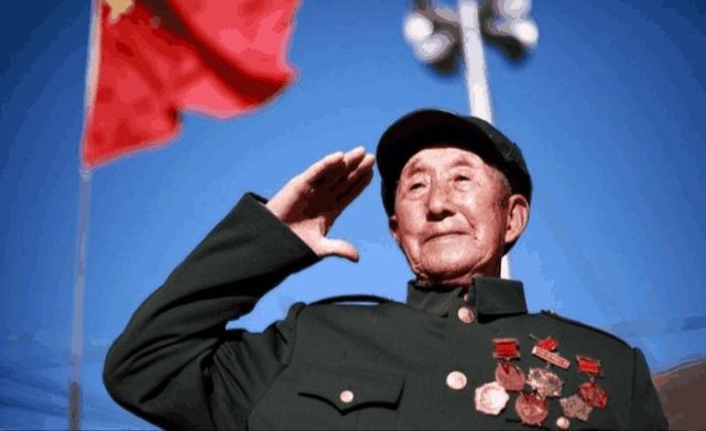 老兵孙子没办法参军? 当他拿出这枚勋章, 首长连忙敬礼: 你才是首长!