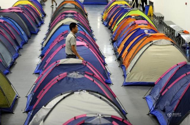 天津大学为贫困新生家长搭建550顶"迎新帐篷"