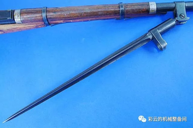 但是刺刀改为固定在枪身上不可取下的折叠式刺刀,不用时折叠在枪身
