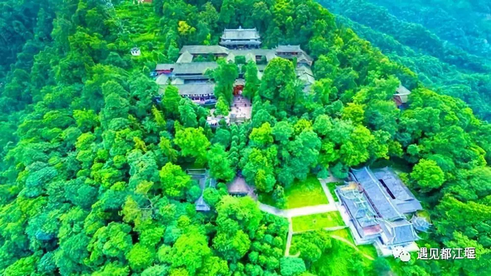 桥对寺门松径窄,池当泉眼石波清 迢迢绿树高天迥,霭霭红霞晓日晴.