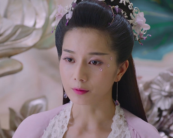 长相实在太有辨识度了,一下就能让观众记住,而长芳主的扮演者就是彭杨