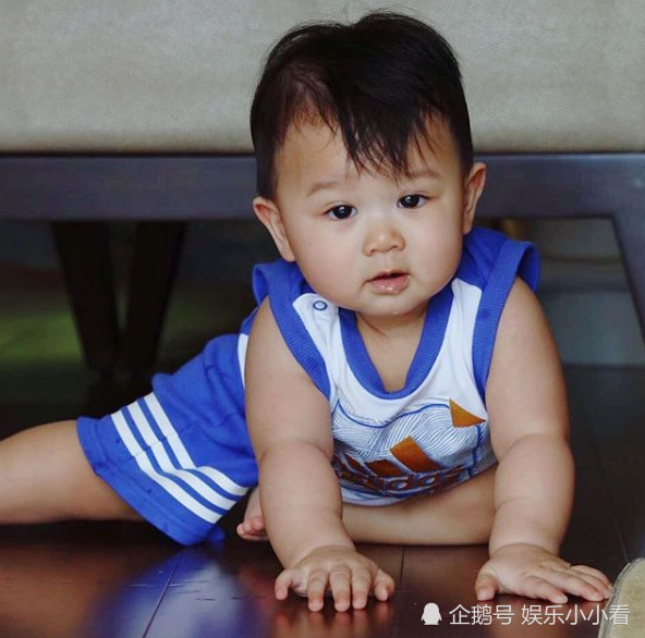 胡杏儿老公晒儿子萌照,表露对儿子长大之后的