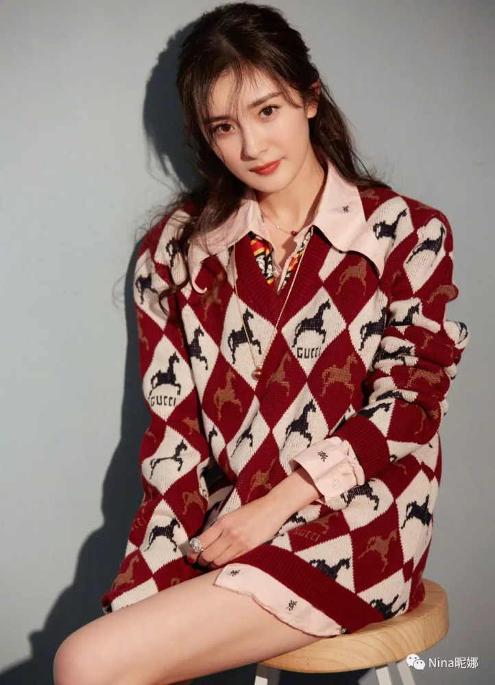 杨幂《明日之子》私服衣服当短裙,只穿上衣不穿下装,坐都不方便