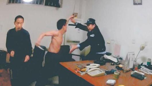 小区保安值班时聚众喝酒还不服管理 被保安队