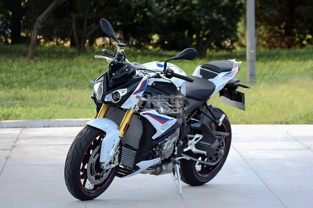 宝马中国在2018 bmw摩托车文化节上正式发布新款宝马s1000r,售价17