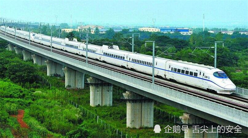 1430元高铁动卧上的晚餐,你觉得怎么样?水果都不给个新鲜的