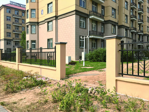 鹤壁淇滨区未来凤凰城小区新建东门没有门居民担心贼进门