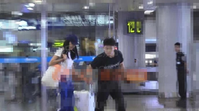 董洁疑有新恋情,与神秘男子家中会友至深夜再