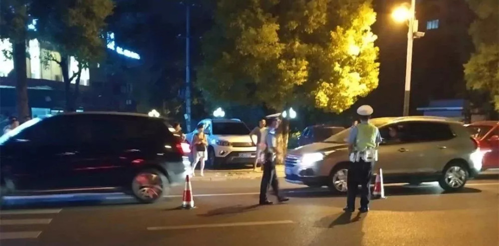 內江交警夜查酒駕 ,7名