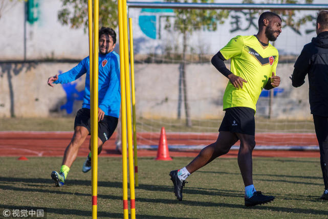 恒大俩功勋外援中甲演对决 穆里奇难阻黄海大