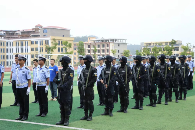 长顺县四中2020中考_长顺公安进校园系列活动在县第四中学举行”首映”