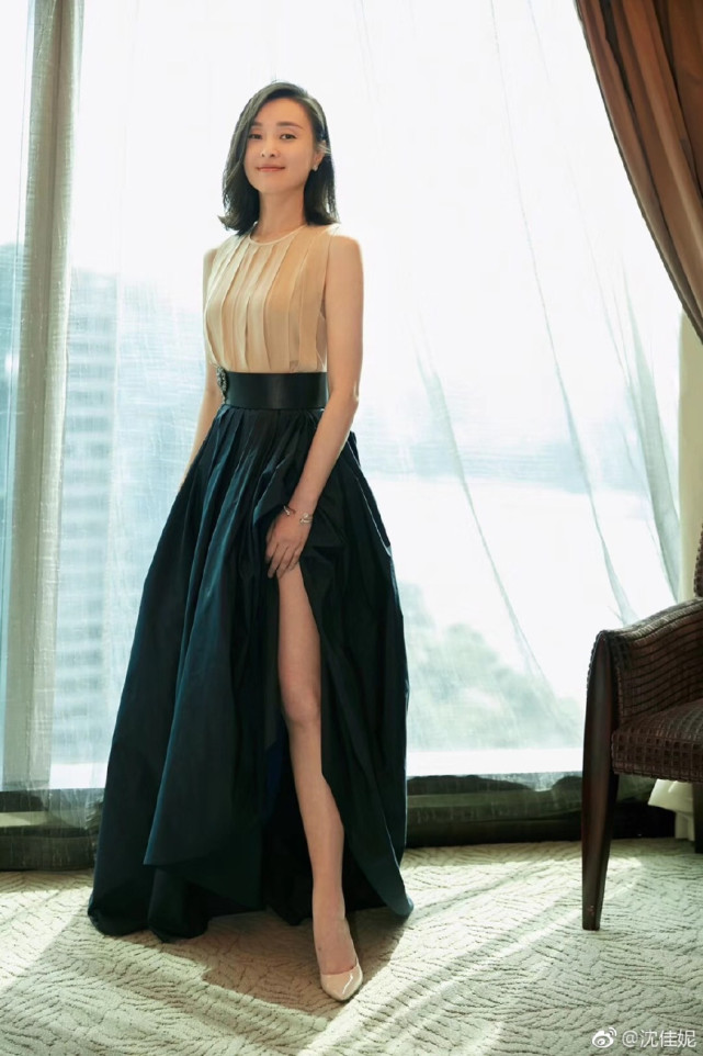 开叉长裙端庄优雅,尽秀大长腿,网友:朱亚文好眼光|沈佳妮|朱亚文|baby