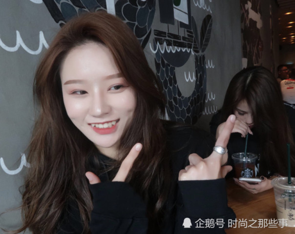 小姐姐地下车库模仿温婉,不料一个动作暴露秘密网友:黑料本尊?