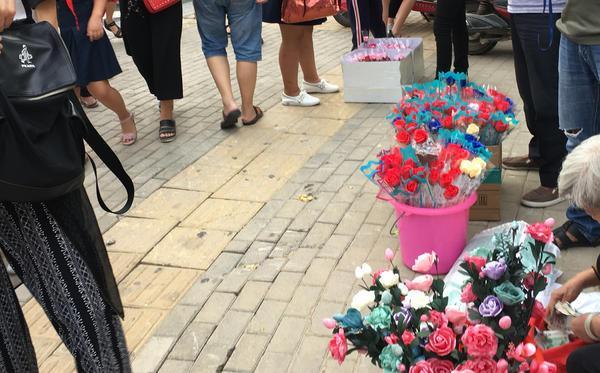 教师节郑州小贩校门口摆摊卖花 一小时赚了2000多